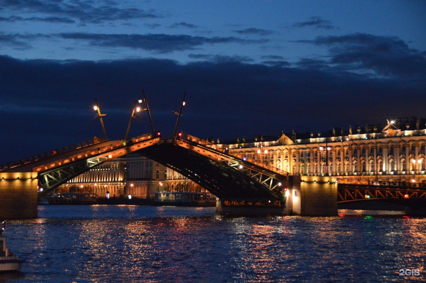 Дворцовский мост в Санкт-Петербурге