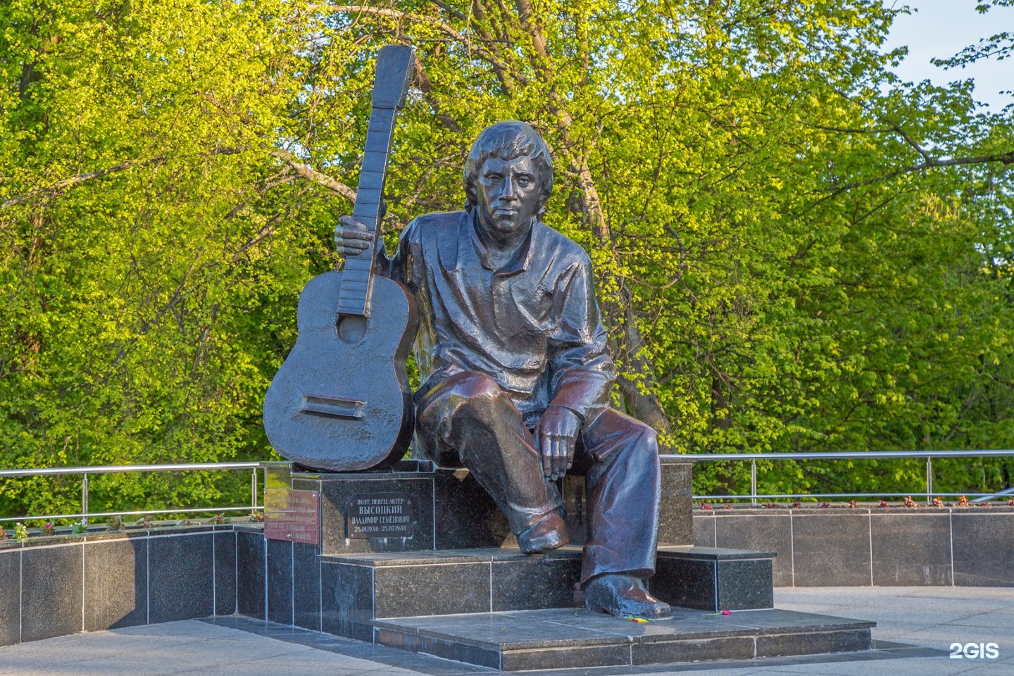 Памятник Высоцкому в парке Калининграда