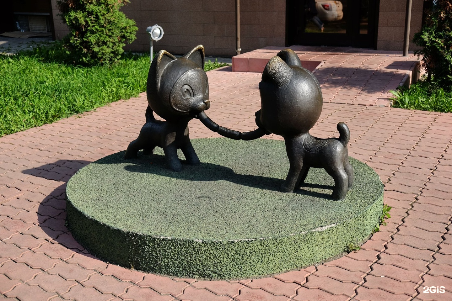 Памятник сосиска дружбы в Новокузнецке