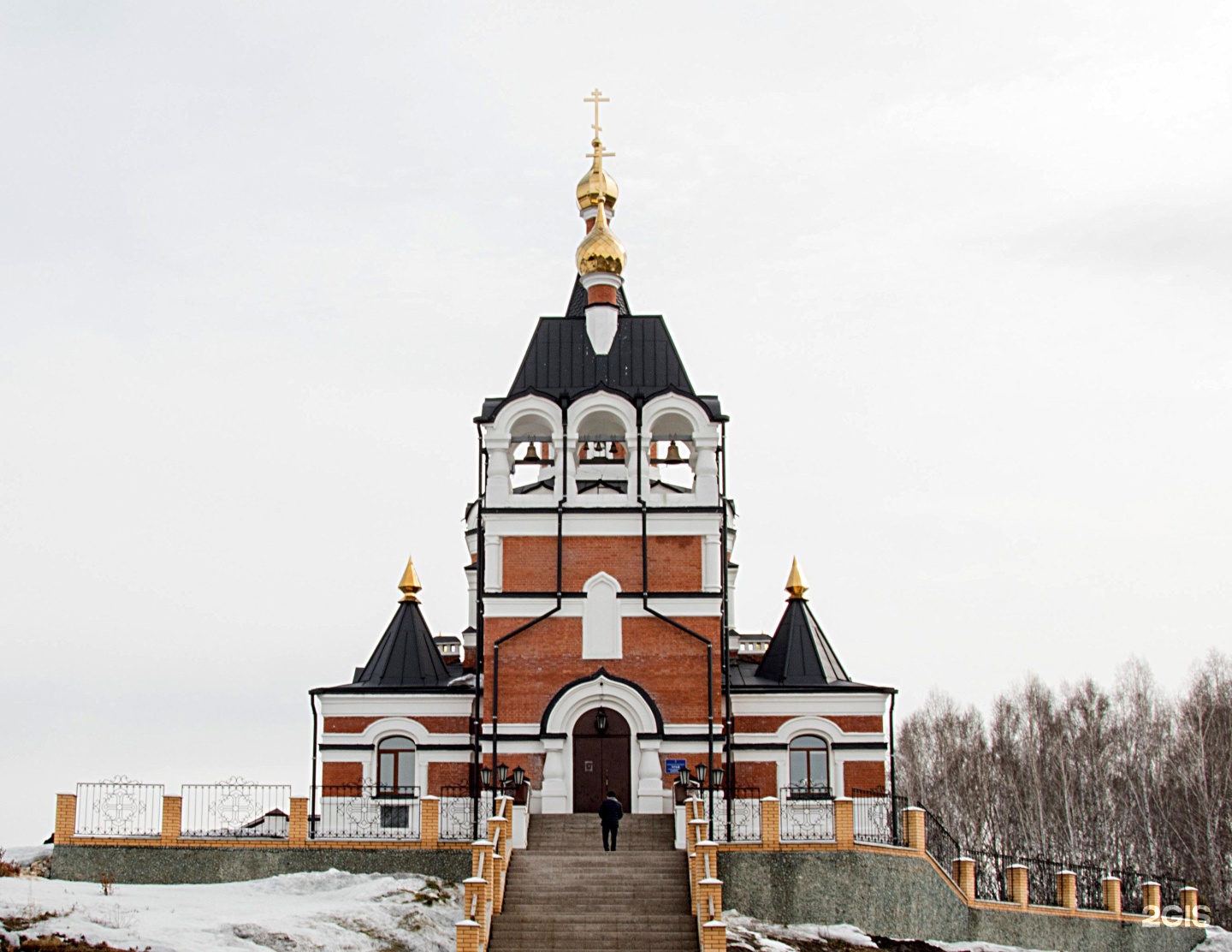 Искитим Церковь. Церковь на горе в Искитиме. Церковь Центральная 12 Искитим. Храм новомучеников и исповедников российских Ленинск-Кузнецкий.