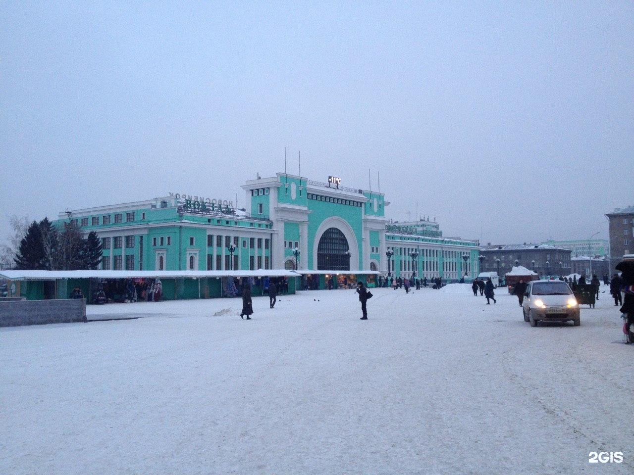 Монолитная новосибирск главный. Новосибирск вокзал зимой 2021 год. ЖД вокзал Новосибирск зимой 2022. Железнодорожный вокзал Новосибирска ночные фото зимой 2022 года. Новосибирск Дмитрия Шамшурина 43 остановка автобуса до Белокурихи.