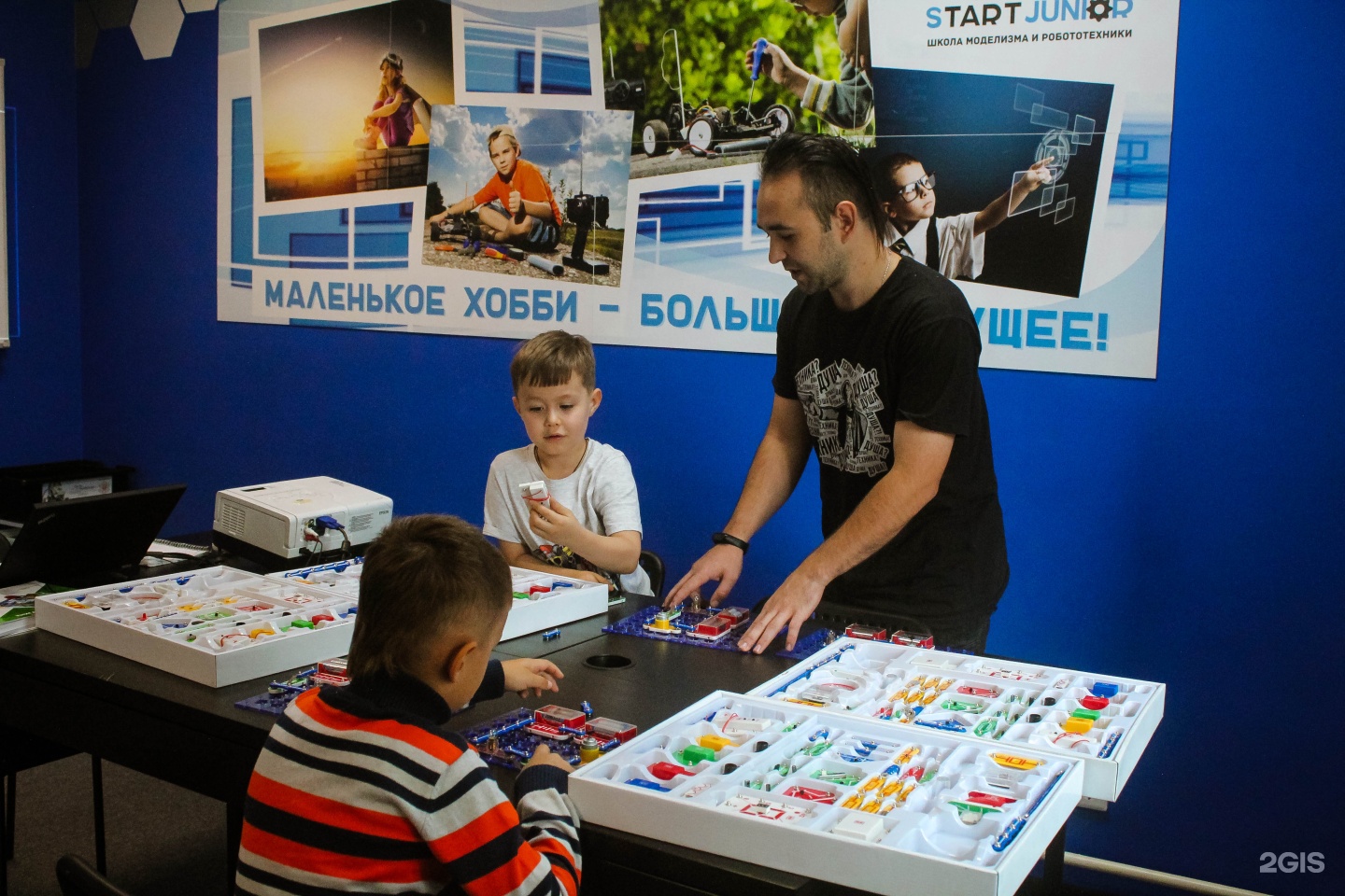 робототехника для детей. чит джуниор. карлс джуниор. дизайн кабинета робототехники в школе. English for everyone junior.