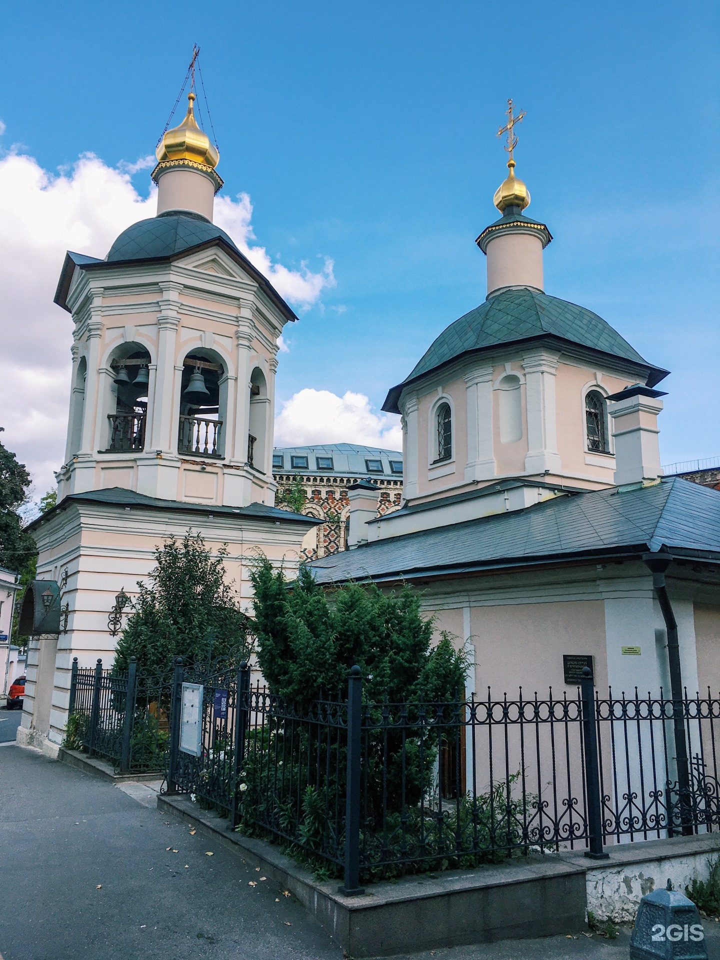 Радонежского в крапивниках. Храм Сергия Радонежского в Крапивниках. Крапивенский переулок храм. Церкви Сергия Радонежского, что в Крапивниках, в Москве.. Крапивенский переулок Петропавловская Церковь.