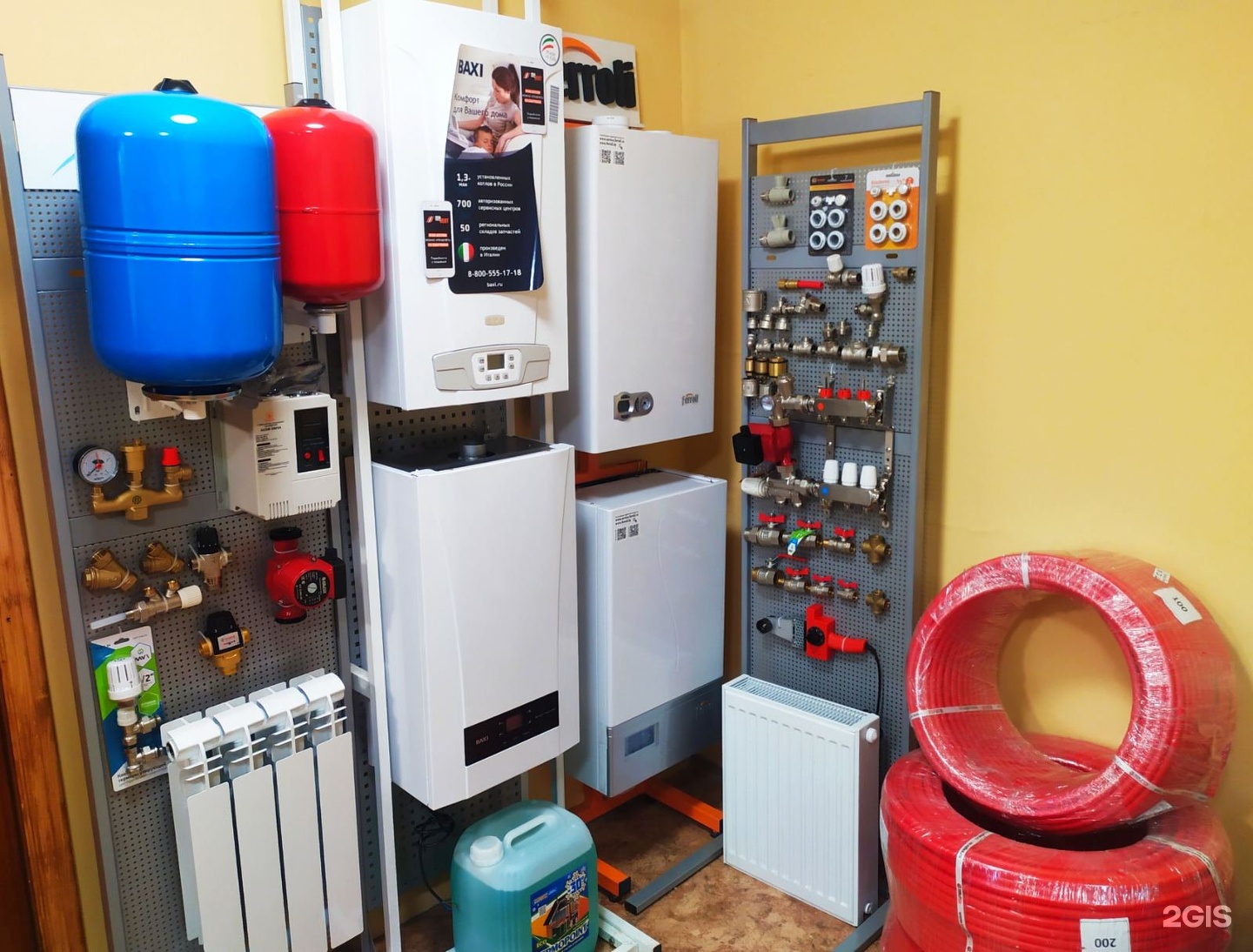 Магазин отопительной системы. Магазин отопительной системы. Витрина радиаторов отопления. Магазин отопительной системы. Котлы отопления в магазине.