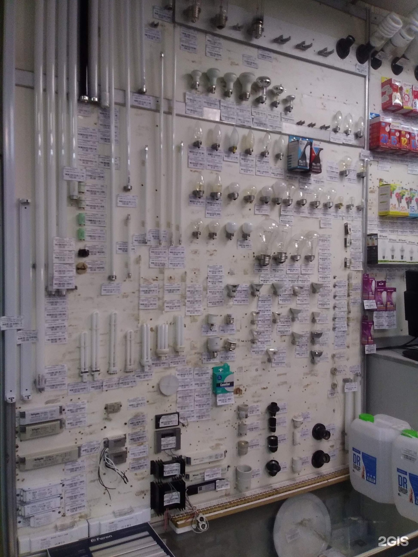 электро магазин. электротовары магазин. витрина электротоваров. ассортимент магазина электротоваров. электротовары в новосибирске.