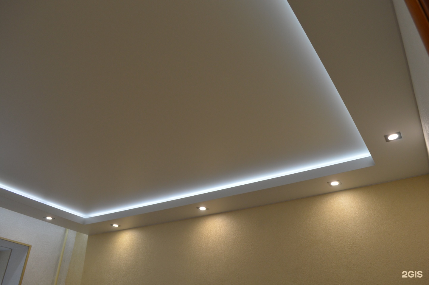 Белый структурный потолок с подсветкой