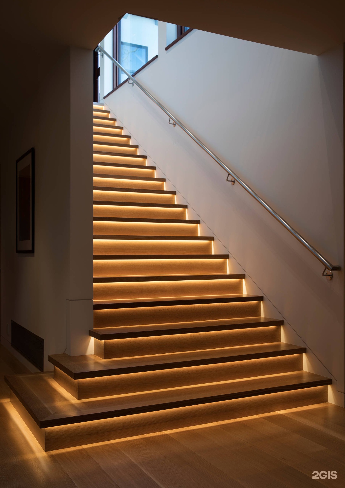 Лестничное освещение. Stairslight автоматическая подсветка лестниц. Led подсветка ступеней лестницы светодиодная лента. Подсветка лестницы на ступенях. Подсветка ступенек на лестнице.