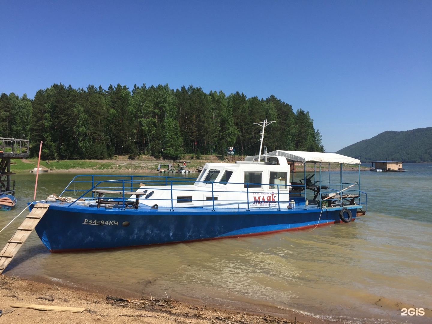 Турбаза красноярского моря. База Маяк Красноярское море. Катер на Енисее. Красноярское море теплоход. База отдыха Маяк Красноярское море.