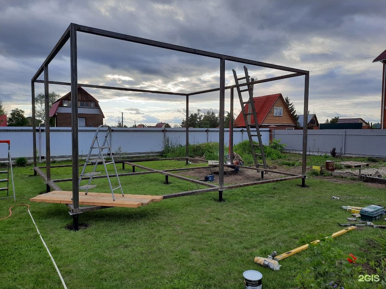 Свая забивная с площадкой. Сваи красноярск. Свая винтовая d-108мм 3м. Свая свс 108/3000. Фундамент на винтовых сваях.