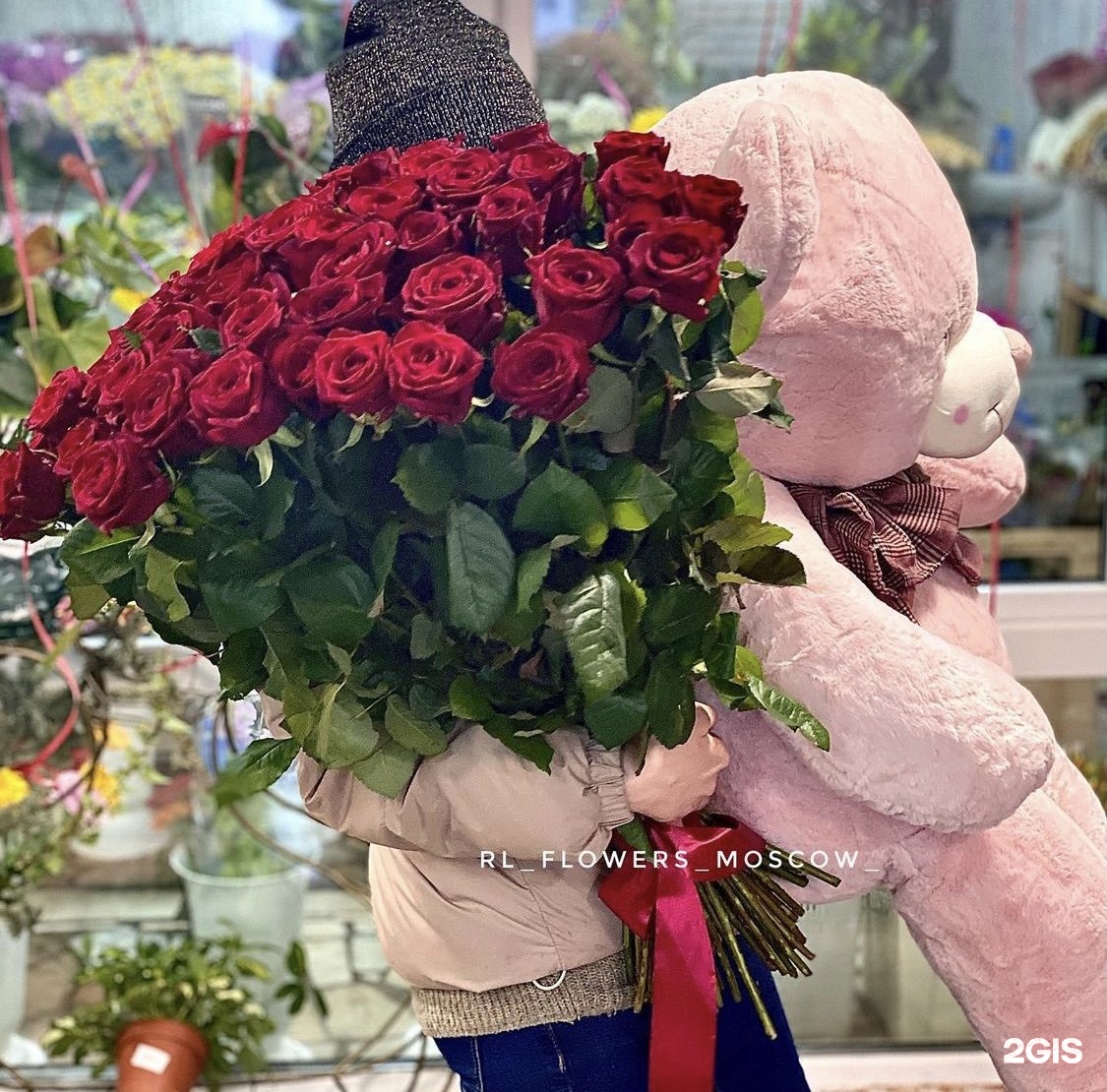 витрина цветочного салона. кустовые розы букет в крафте. мате цветы. цветочный магазин в европе. Rukkola flowers.