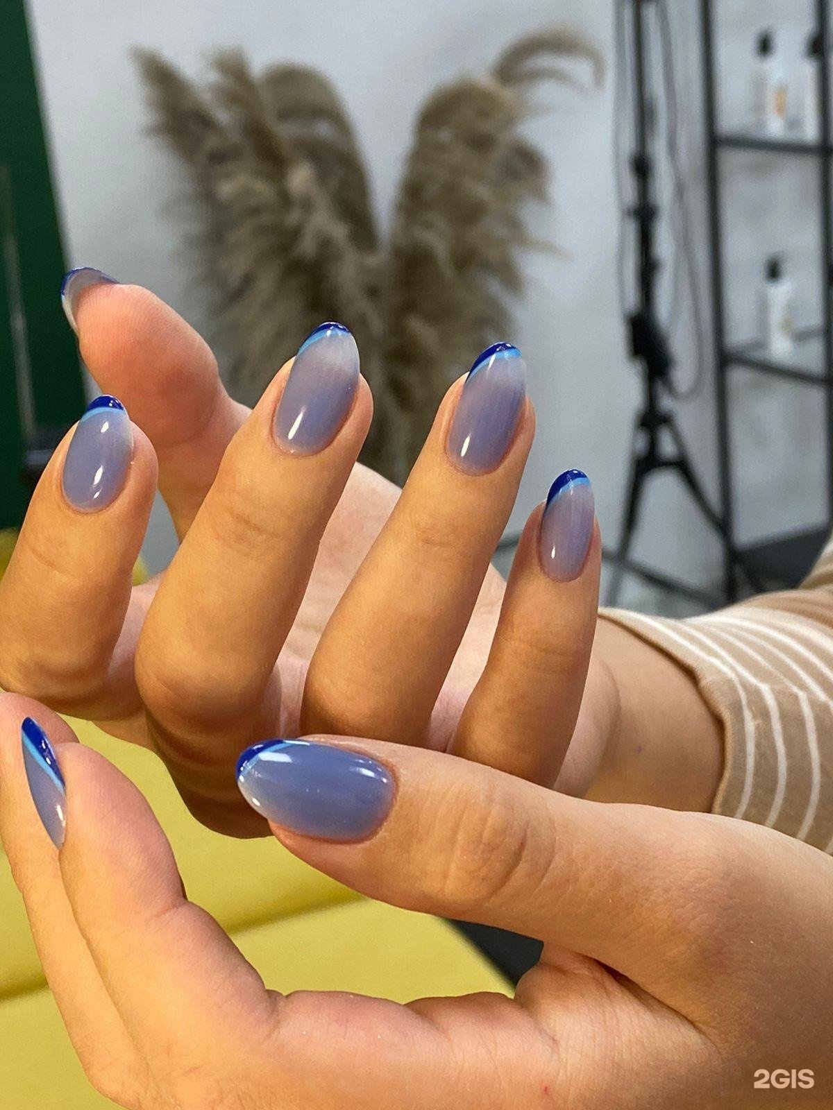 Fresh nails молодогвардейская. Маникюр френч цветной. Синий френч на квадратных ногтях. Синий френч миндаль. Синий французский маникюр миндаль.