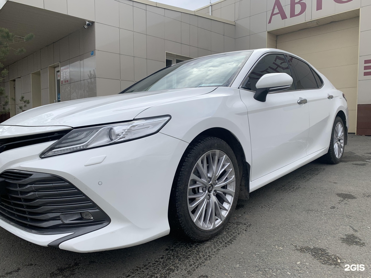 Toyota Camry 2019 белый перламутр