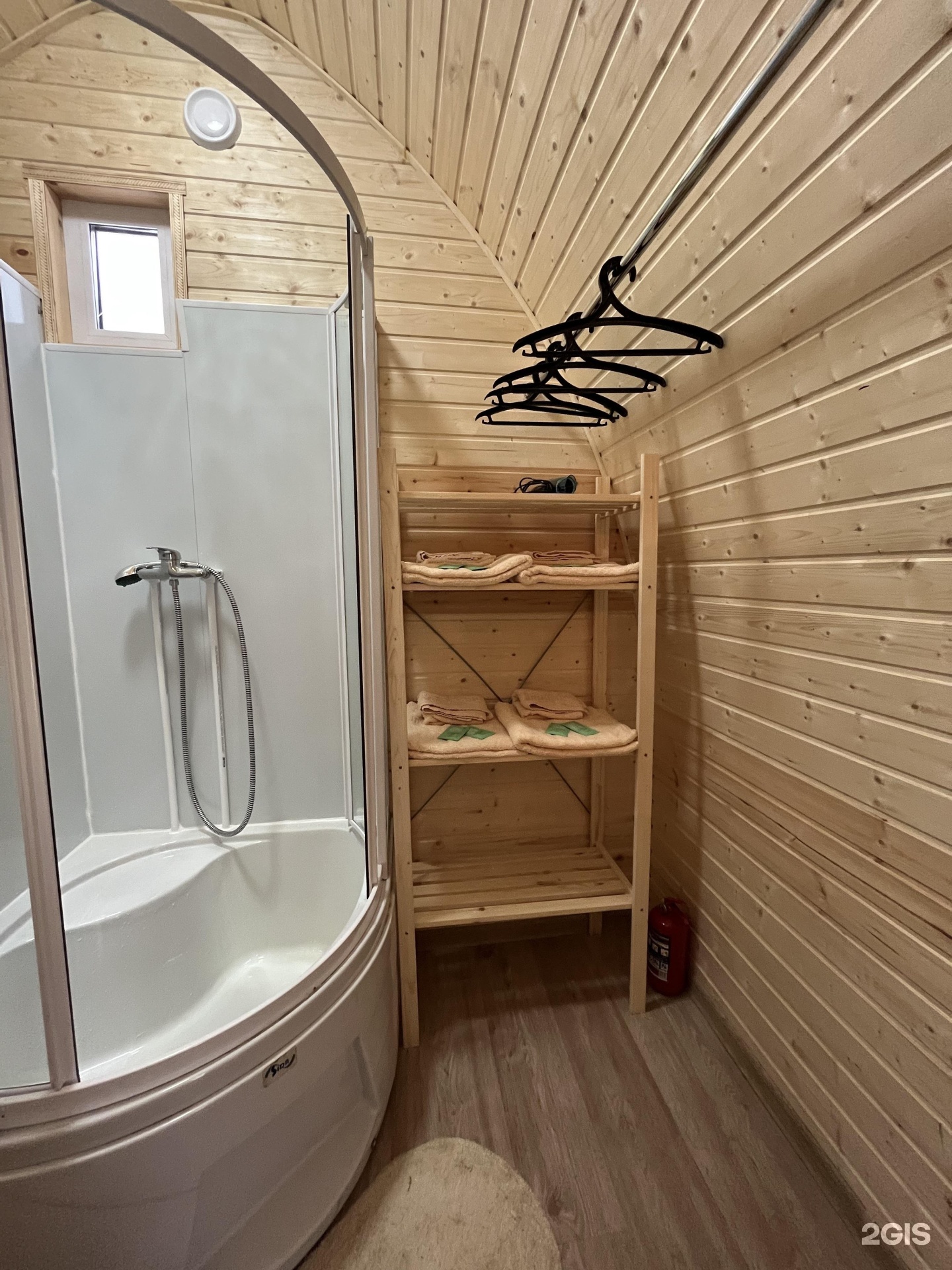 Глэмпинг горы реки пермский край. Глэмпинг горы реки усьва. Глэмпинг горы реки усьва. Глэмпинг усьва. Модульный отель.