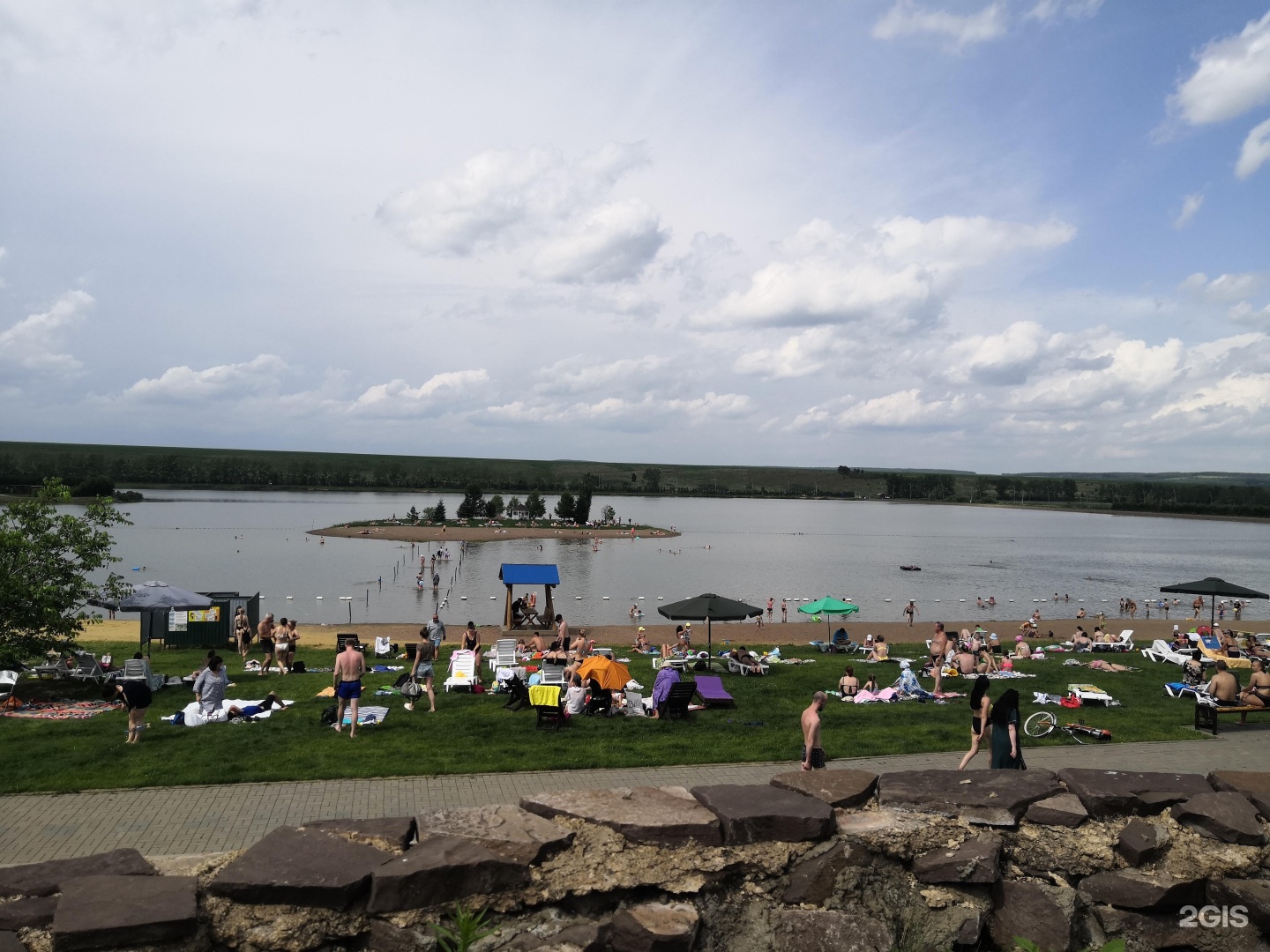 Озеро парк красноярск. Озеро-парк Емельяновское. Емельяновское озеро Красноярск. Озеро-парк Емельяновское фото.