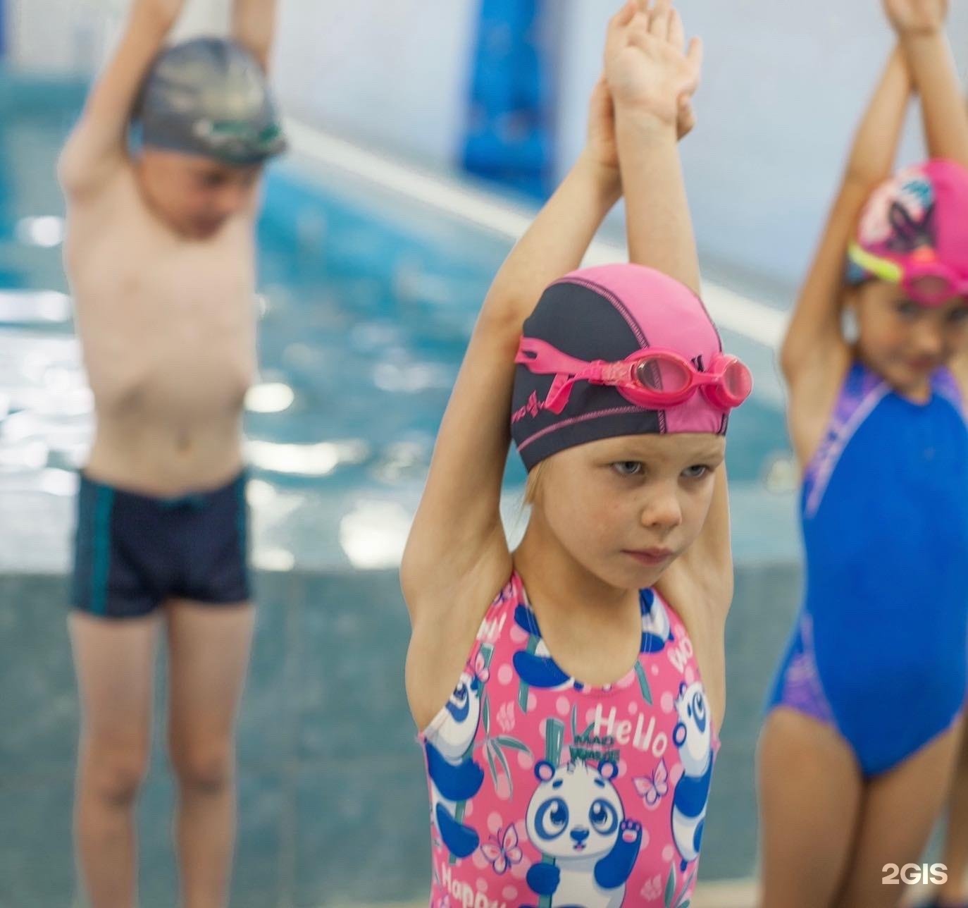 Девочки 12 лет в аквапарке. Малахит Екатеринбург плавание. Группа детей в аквапарке.