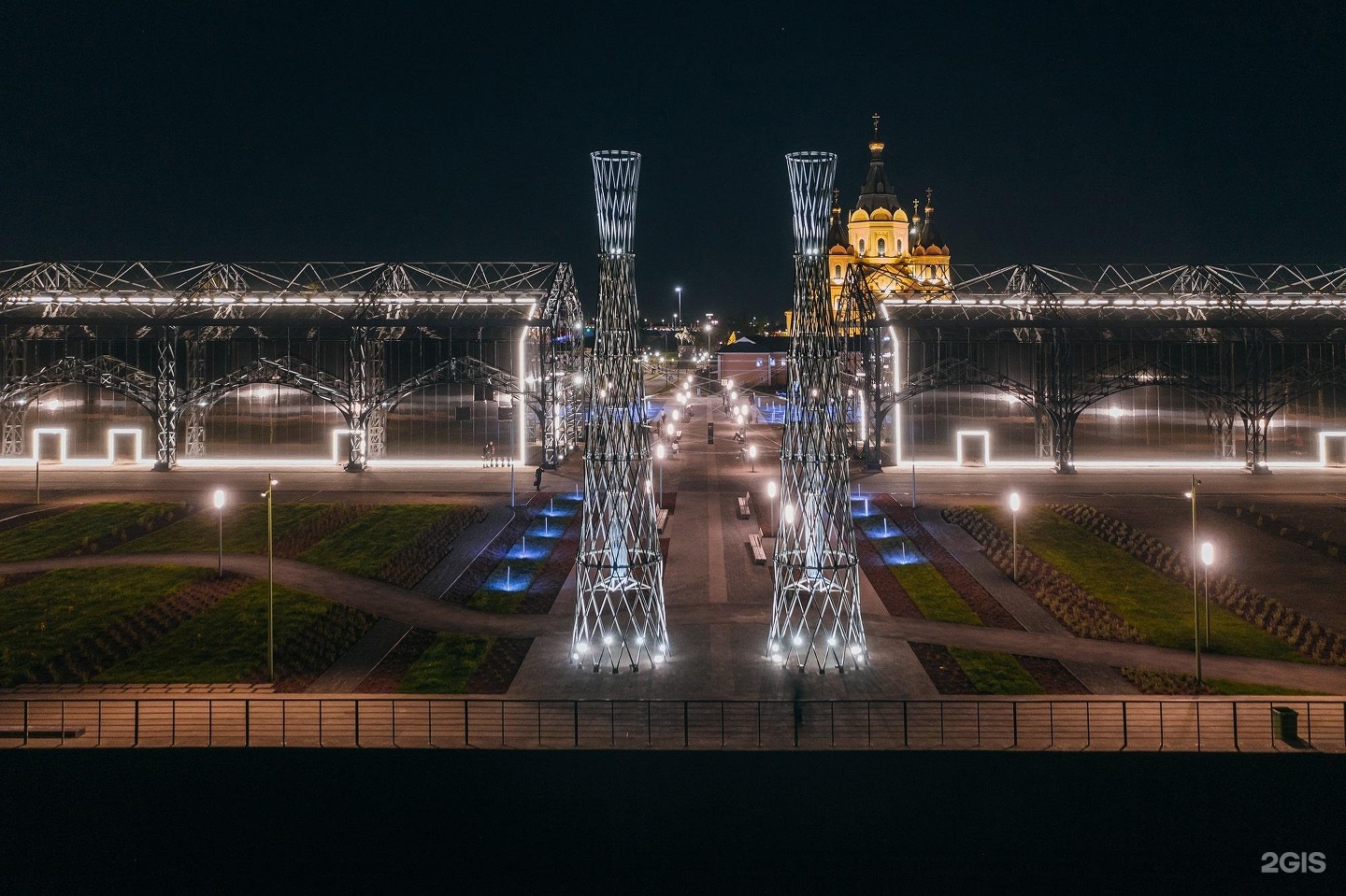 Пакгаузам на стрелке Нижний Новгород осень. Пакгаузы на стрелке. Стрелка Нижний Новгород пакгаузы. Шуховские башни в Нижнем Новгороде на стрелке.