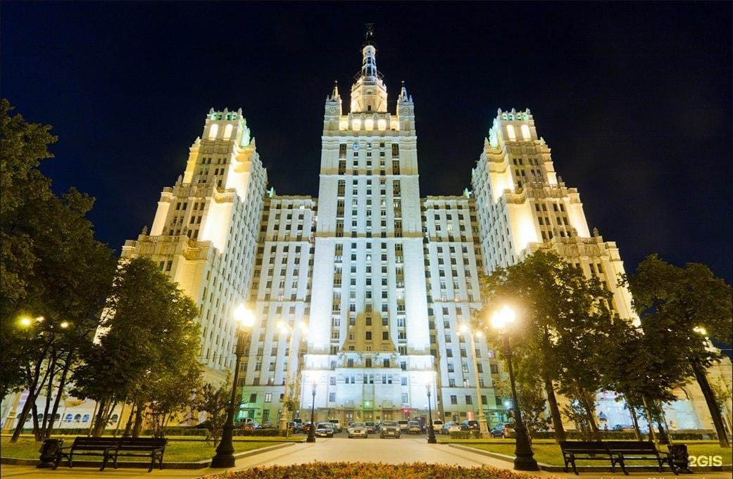 Кудринские высотки. Кудринская высотка Москва. Сталинская высотка на Баррикадной. Высотка на Кудринской площади. Новинский бульвар сталинская высотка