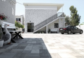 Отель Gus house в Сириусе