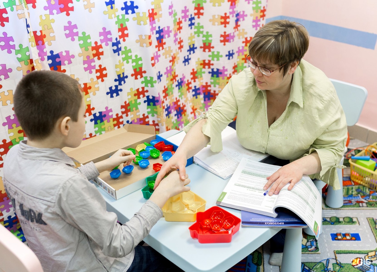 Коррекция методами арт терапии. Занятия с детьми аутистами. Коррекционные занятия для детей. Занятия для детей с аутизмом. Занятия с детьми арт-терапией.