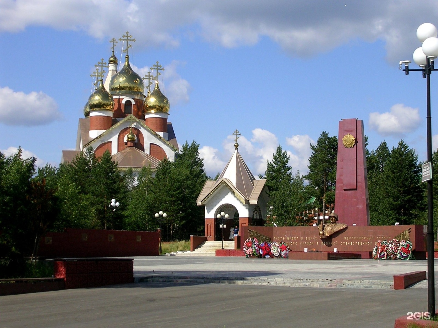 Ноябрьск фото города. Храм Архистратига Михаила Ноябрьск. Город Ноябрьск памятники. Город Ноябрьск Тюменская область. Ноябрьск центр города.