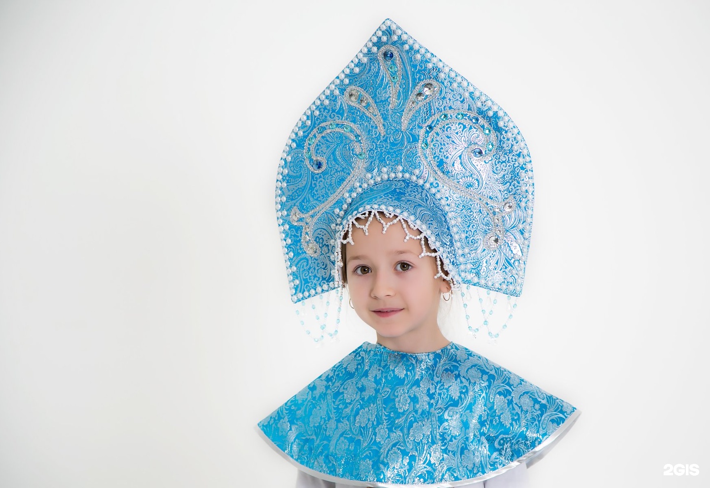 маска снегурочки фото. маска для лица снегкрка. маска снегурочки. жемчужный кокошник оружейная палата. карнавальная маска.