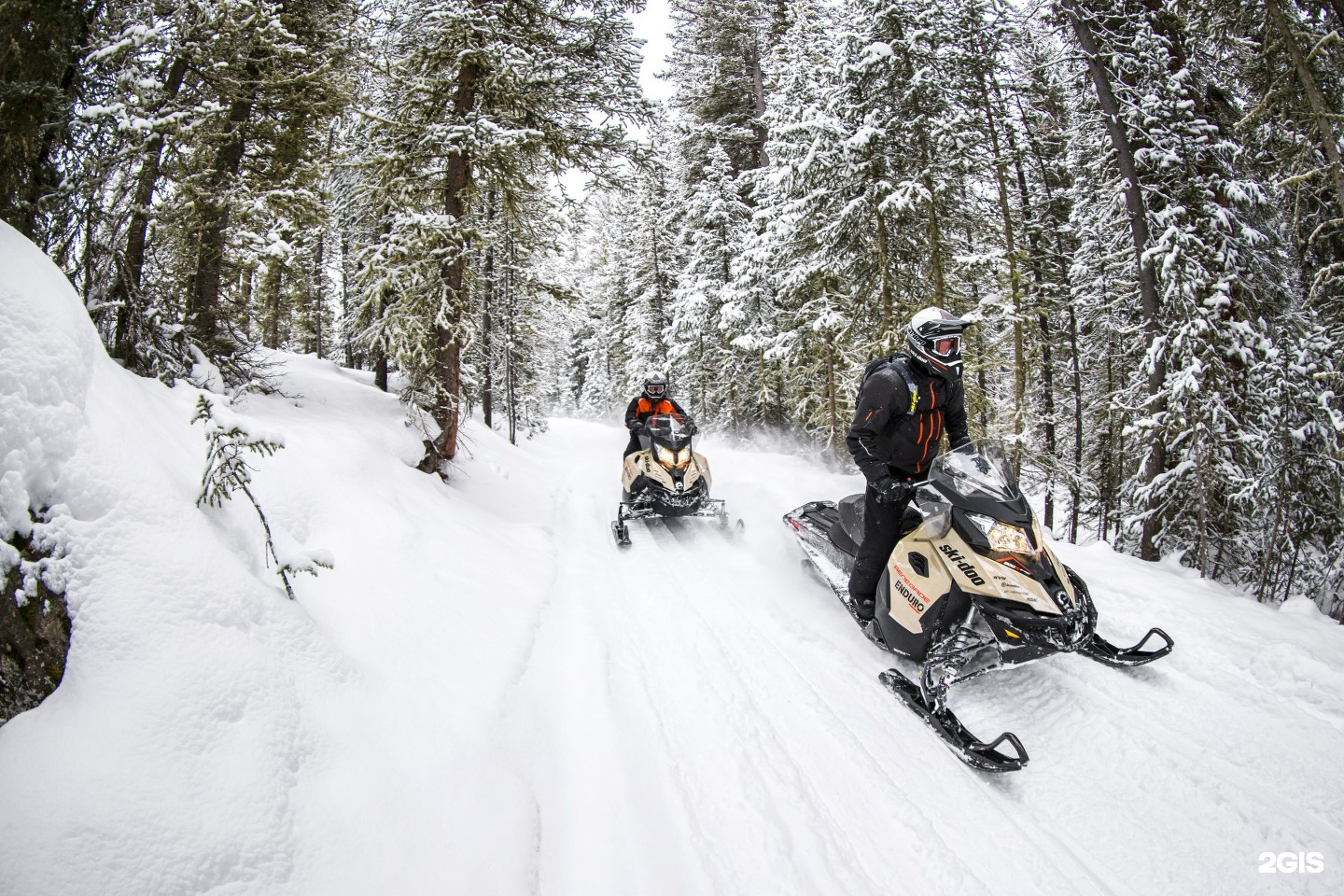 Прокат снегоходов тюмень. BRP Ski-Doo Renegade x-RS 800r e-Tec. БРП центр Тюмень. Эндуро снегоход. BRP центр, салон мототехники.