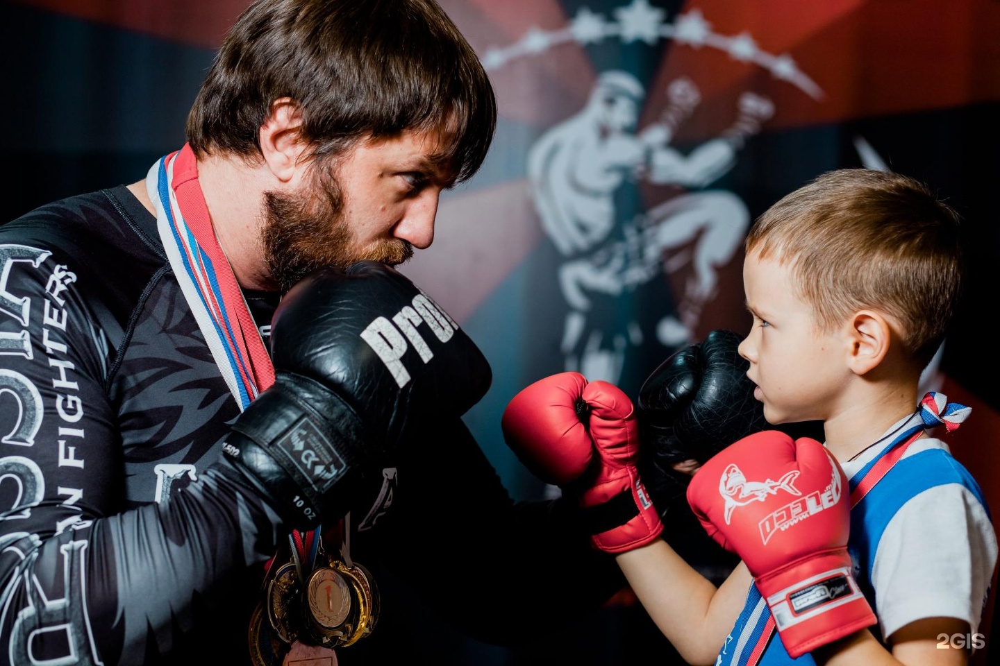 Fighting academy. Давид Бигвава кикбоксинг Тюмень. Кикбоксинг Тюмень. Кикбоксинг Мытищи для детей. Кикбоксинг девочки с мальчиком.