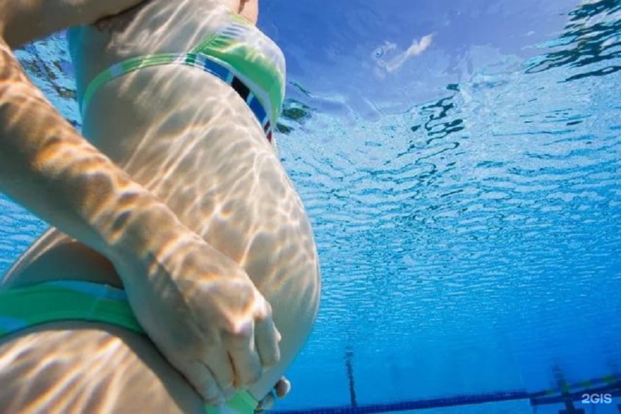 Беременным купаться в бассейне. Аквааэробика. Аквааэробика для беременных под водой. Аквафитнес для беременных. Беременные в бассейне.