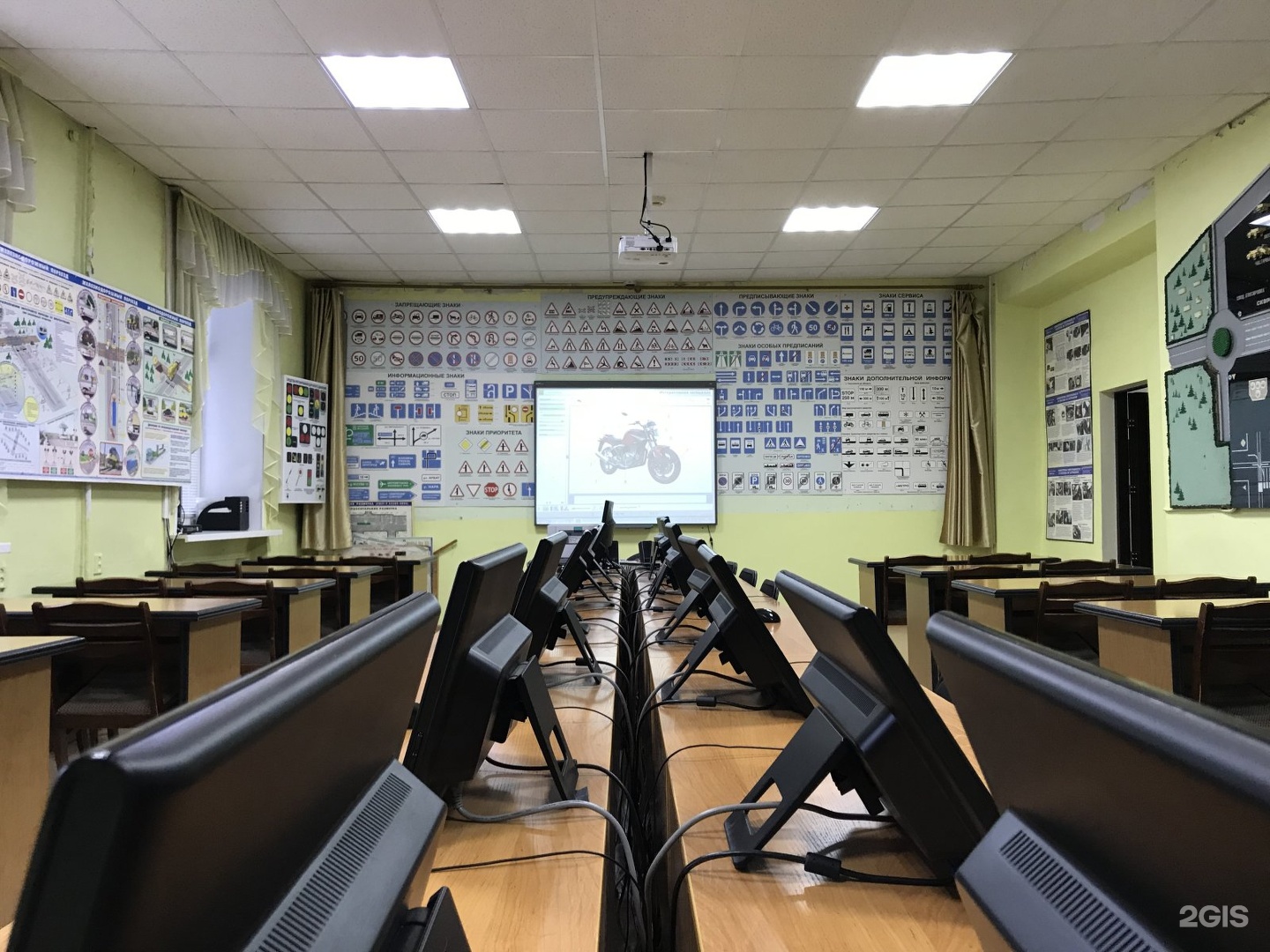 Первомайская 59 ярославль. Автошкола Автомобилист Тюмень. Автошкола Автомобилист находка