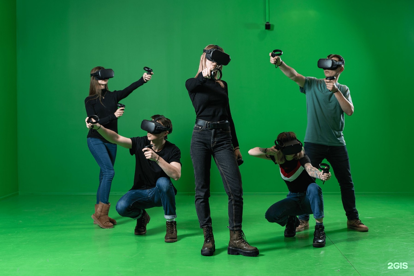 Зона виртуальной реальности. Очки виртуальной реальности на человеке. Погружение в виртуальную реальность. Vr команда. Виртуальная реальность горького.