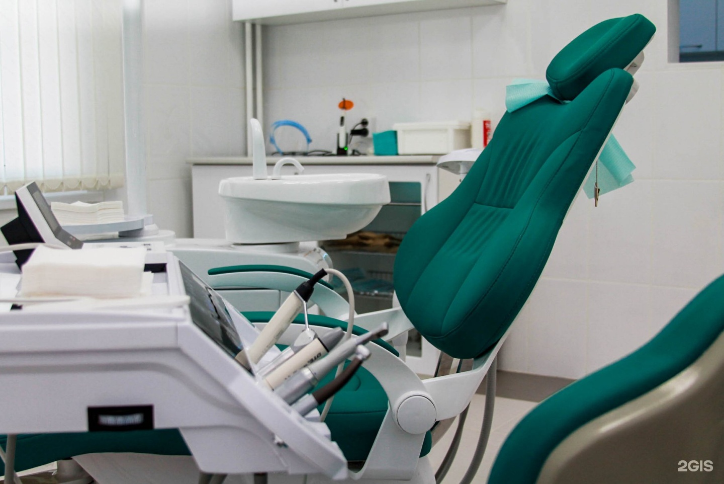 Стоматология ул энгельса. Стоматологический кабинет улыбка. Фиолетовое стоматологическое кресло. Пародонтический кабинет стоматологии. Одноэтажный стоматологический кабинет.