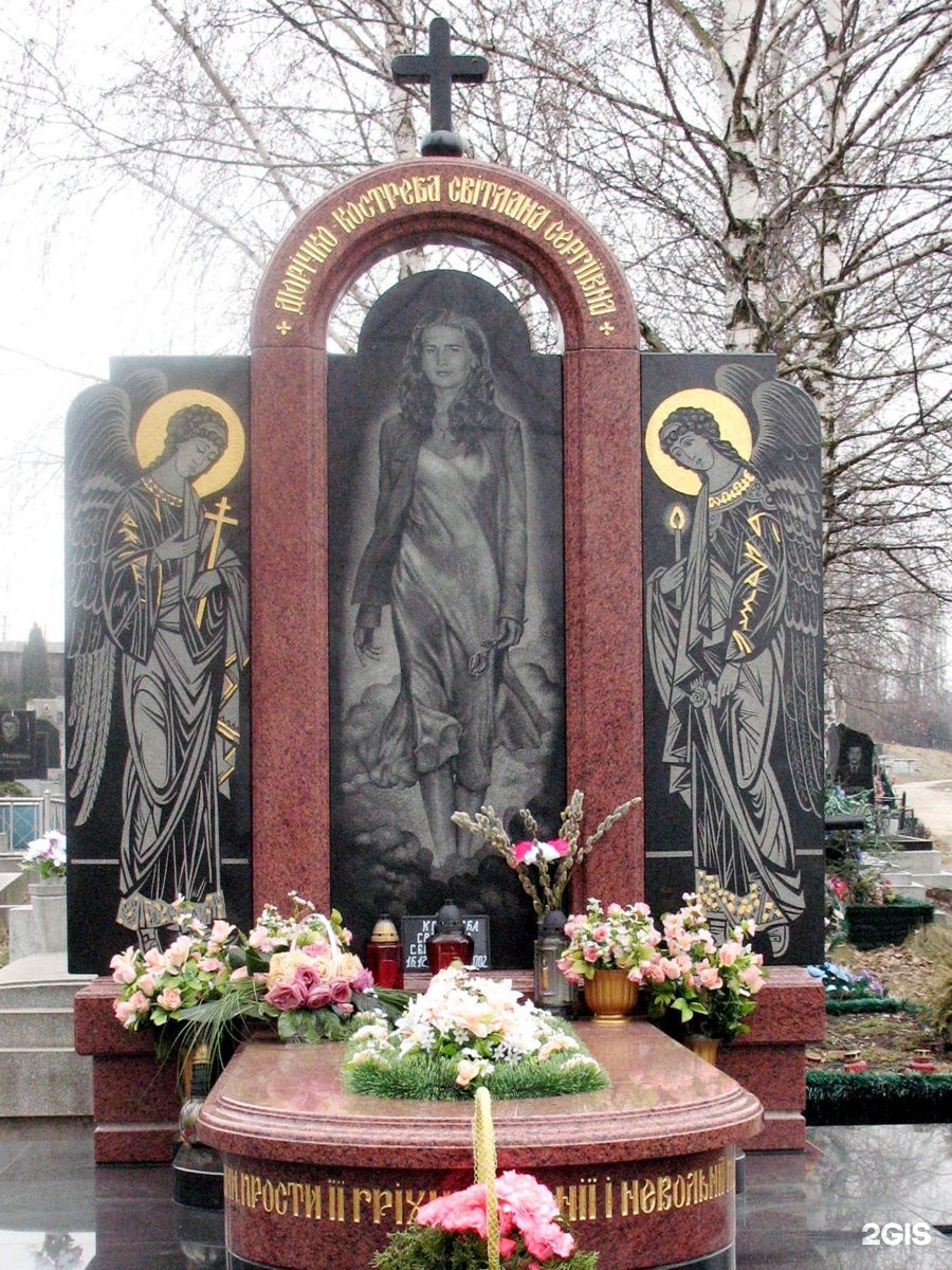 Элитные памятники на кладбище