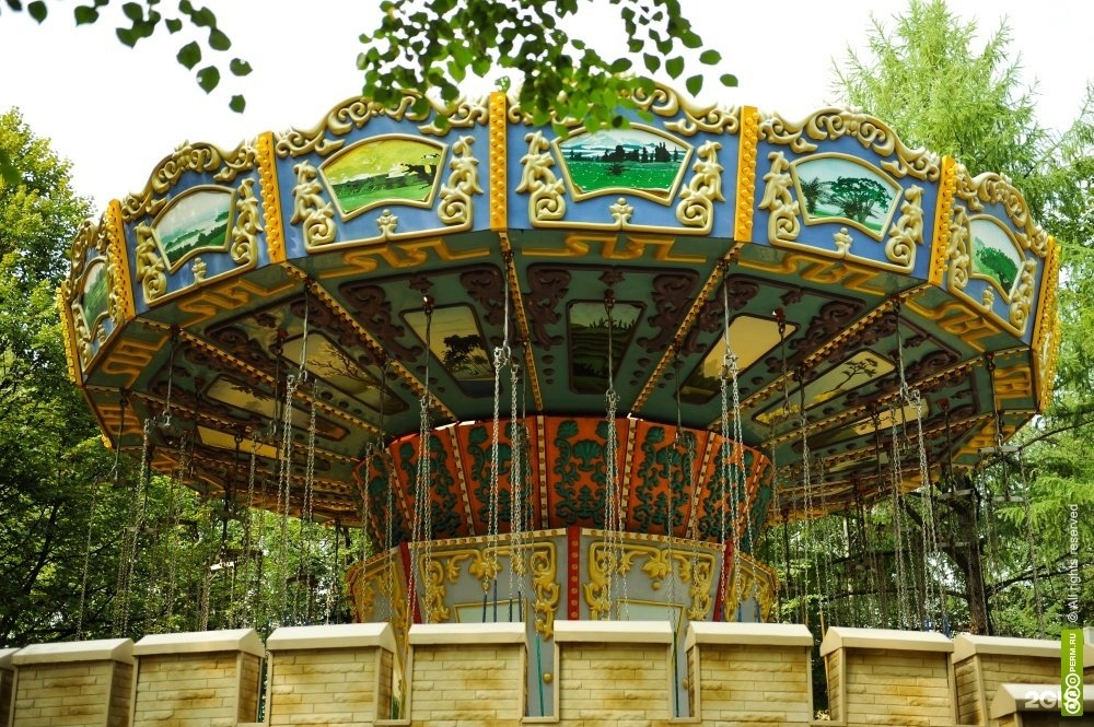 Парк аттракционов в парке горького