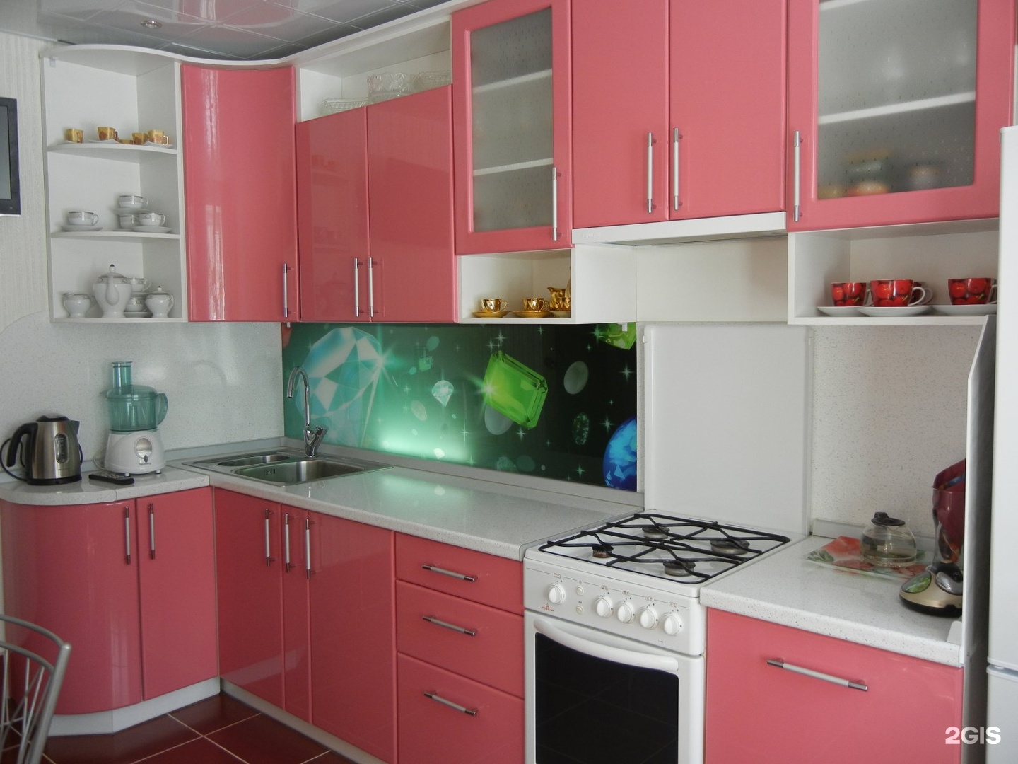Кухни угловые с розовым фасадом