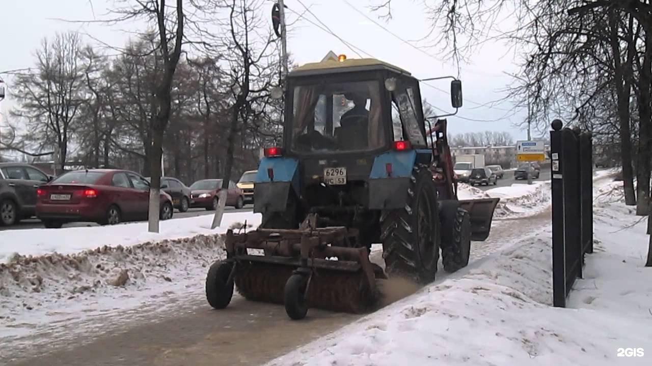 Трактор чистит. Трактор зима 70гкб. Трактор МТЗ для уборки тротуаров. Трактор для чистки пешеходных дорог. Трактор для тротуаров Беларус.