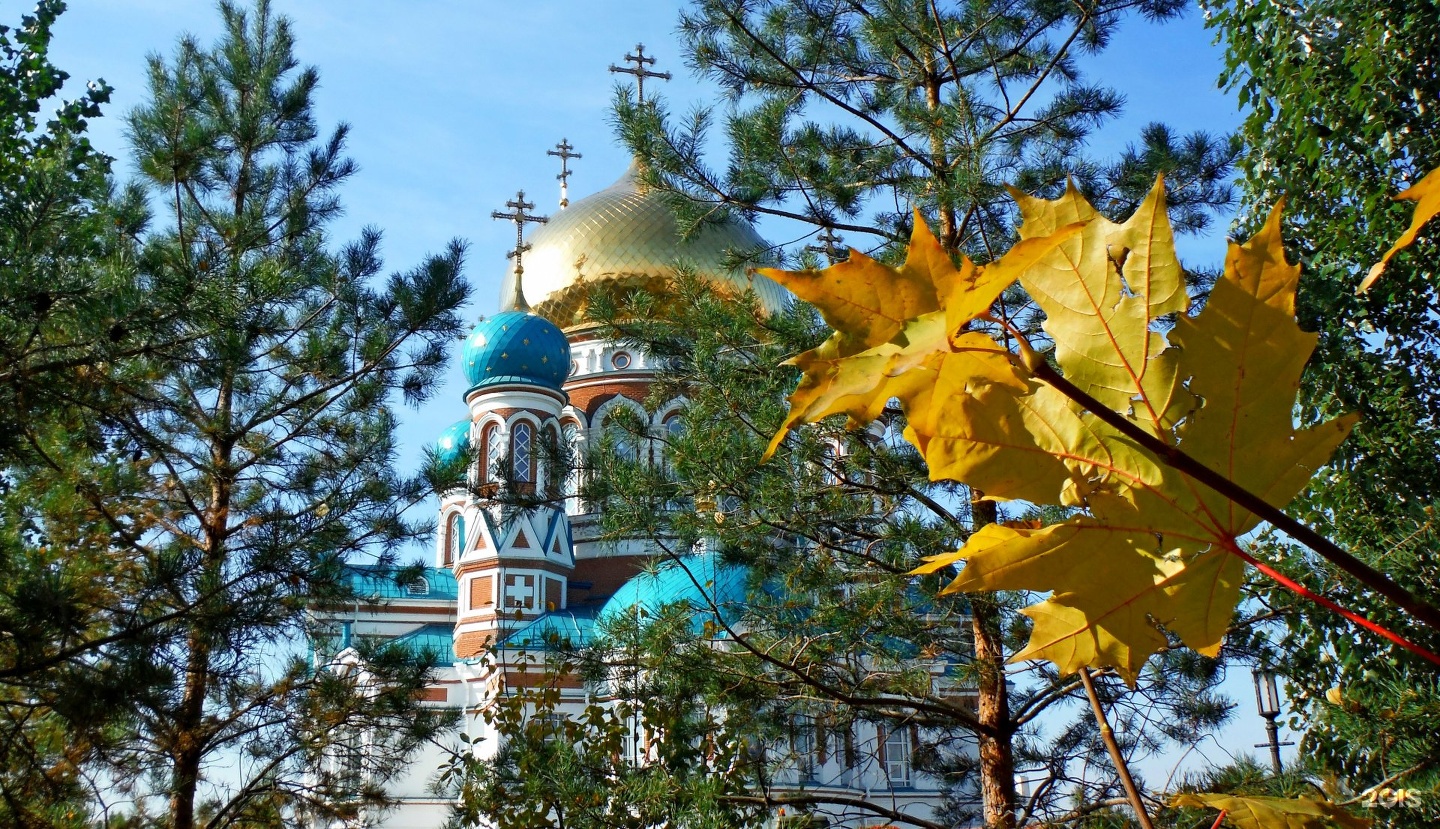 Ноябрь в омске. Свято-Успенский собор Омск осенью. Тарская 7 Омск Церковь. Собор Омский осень. Успенский собор Омск пасмурная погода.