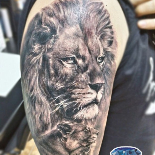 Тату Лев и львица на плече