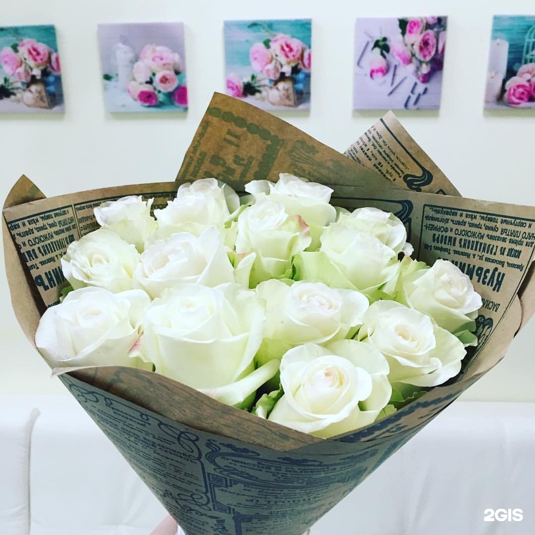 В 3 букетах было 15 роз. 15 Белых роз в упаковке. Белые розы в упаковке. Белые розы в цветной упаковке. Двухцветная упаковка для белых роз.