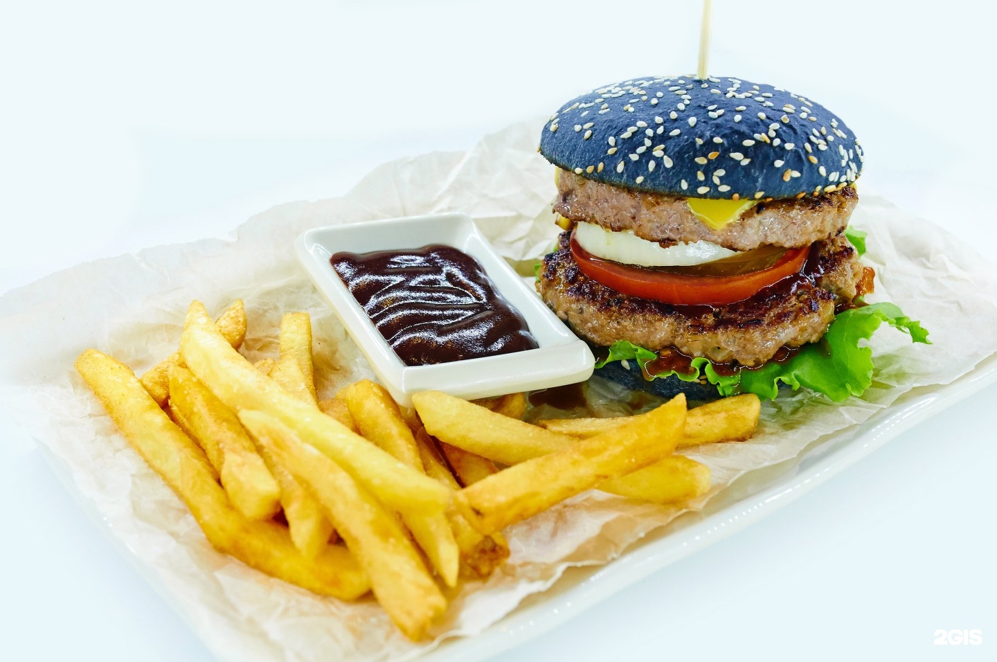Маг бургер. Black Burger Double. Гамбургер фото на черном фоне.