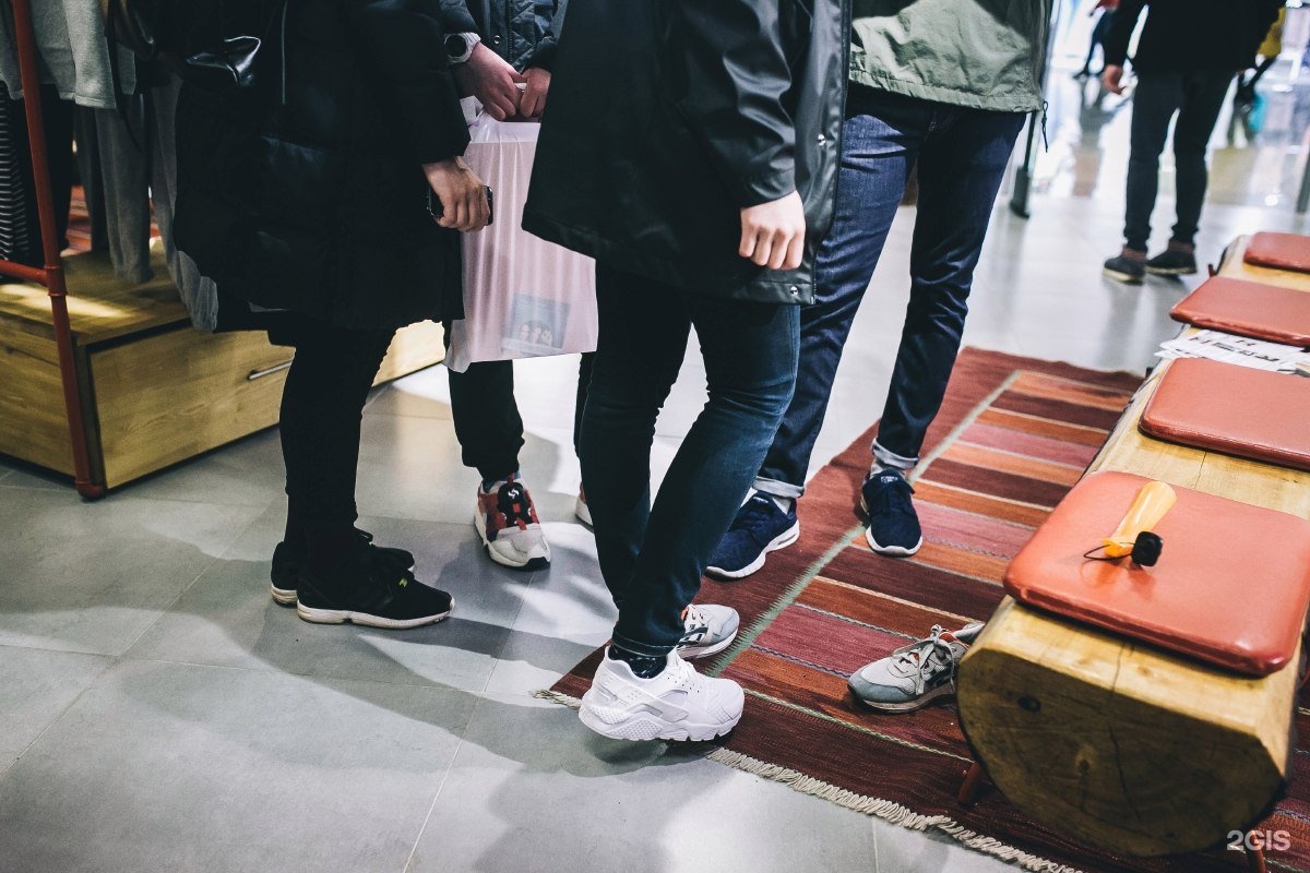 Магазин кроссовок томск. Магазины сникер томск изумрудный город. Сникерс томск. Логотип кроссовок. Магазин кроссовок томск.