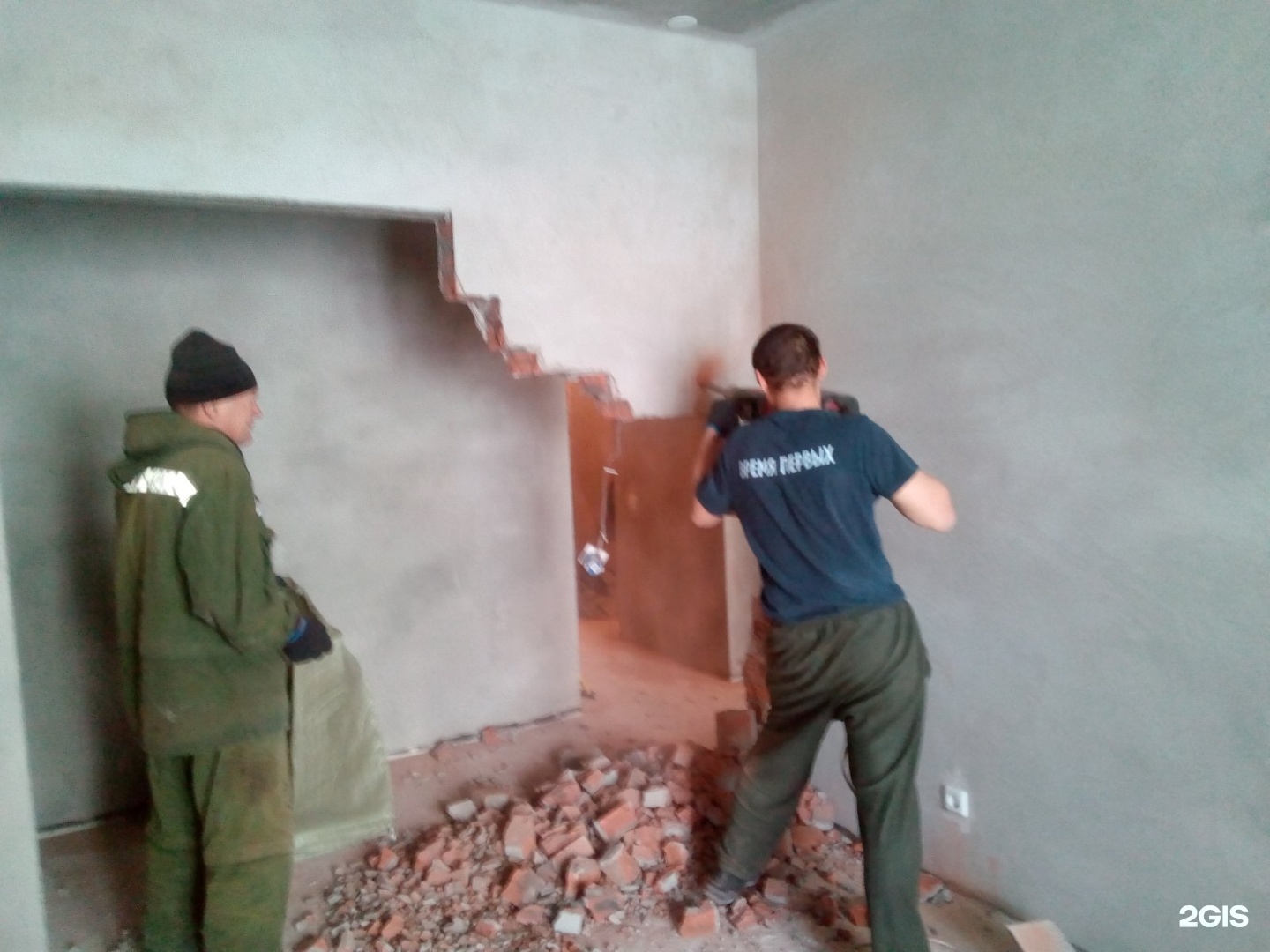 70 слом в рублях. демонтаж 70. фото демонтажных работ для рекламы. снос стен в квартире с отделкой. снос стены в чистовой отделке.