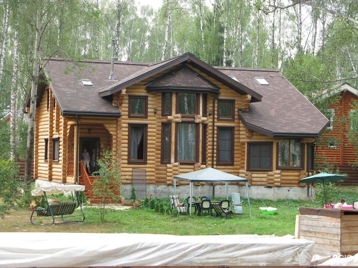 Деревянный дом с коричневой крышей