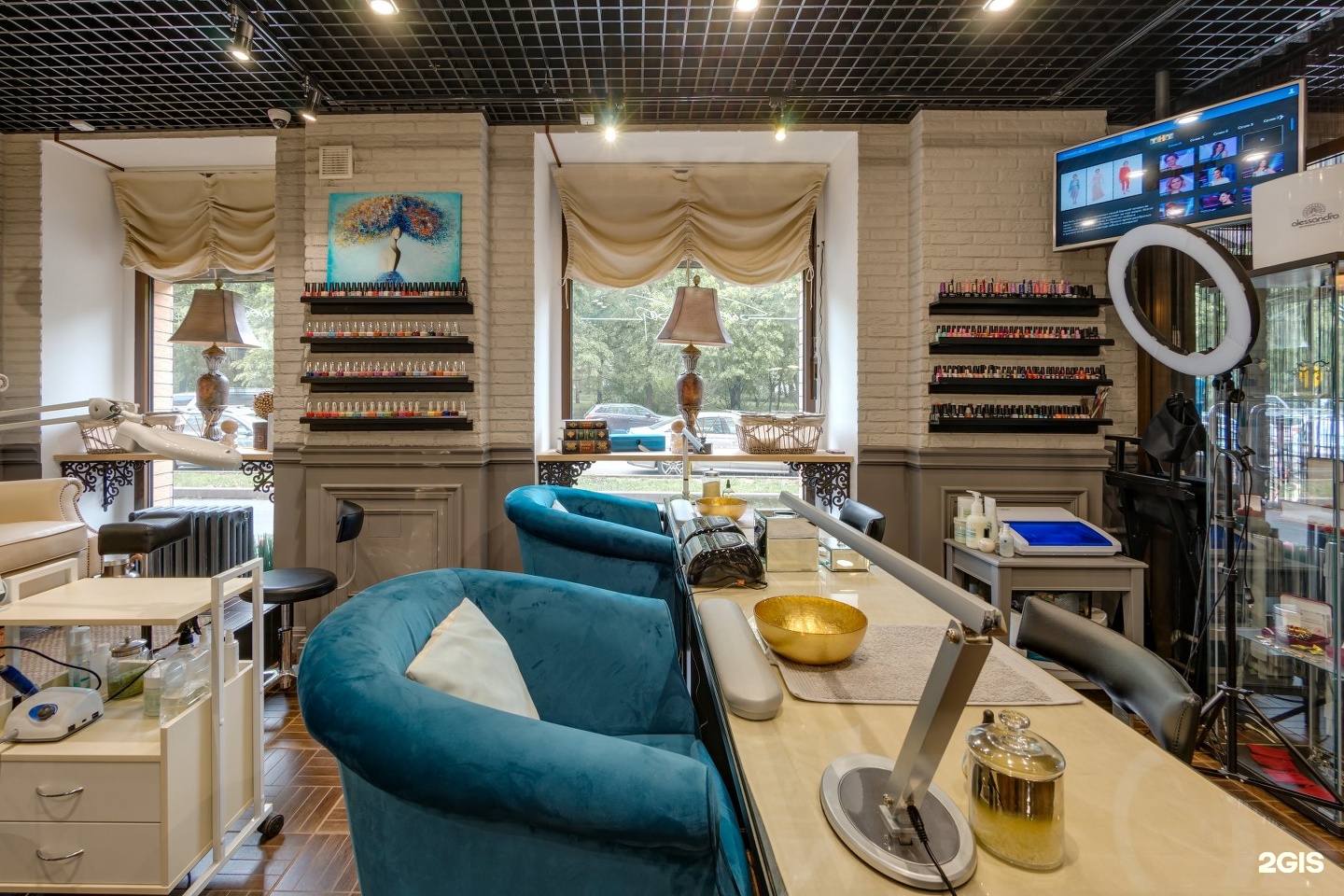 Barber barbi ломоносовский дружбы. Barber barbie. дружбы. Barber barbie. салон красоты в стиле бара.