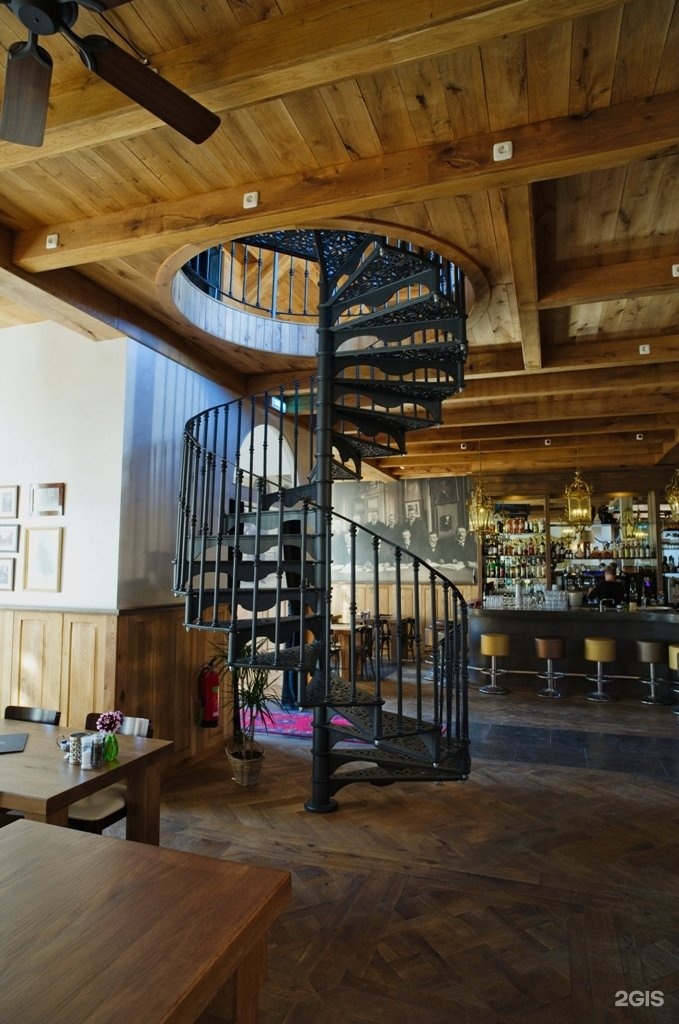 Кафе второй этаж. Винтовая лестница в кафе. Винтовая лестница в стиле Шале. Чугунная винтовая лестница. Винтовая лестница в интерьере.