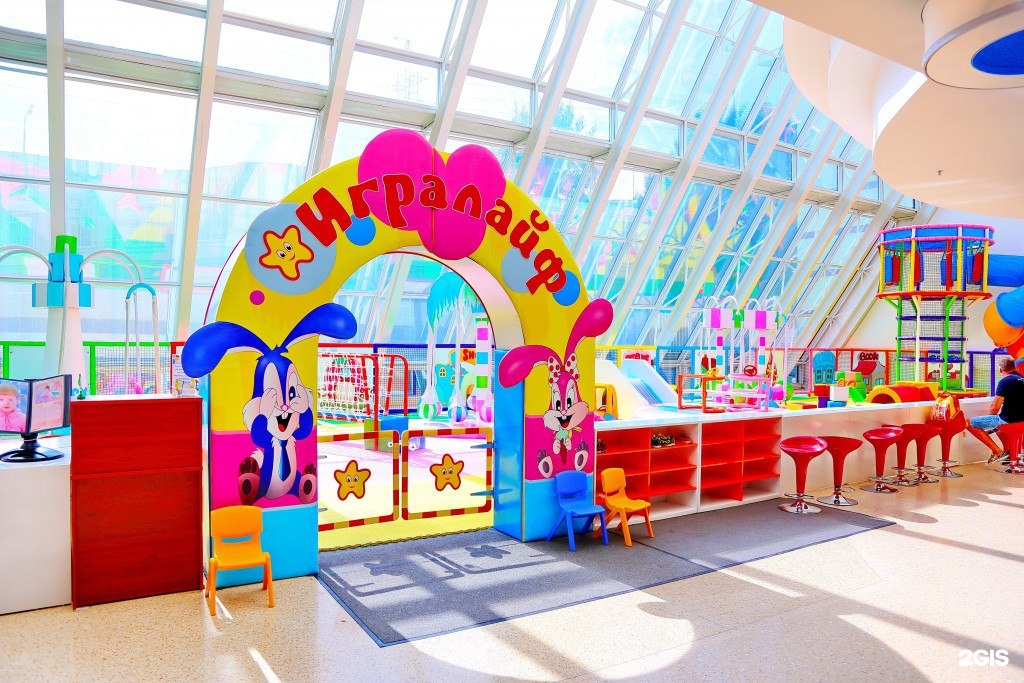 Зоны развлечений. Развлекательная комната для детей. Игровая зона для детей. Детские игровые площадки в ТЦ. Детские комнаты в торговых центрах.