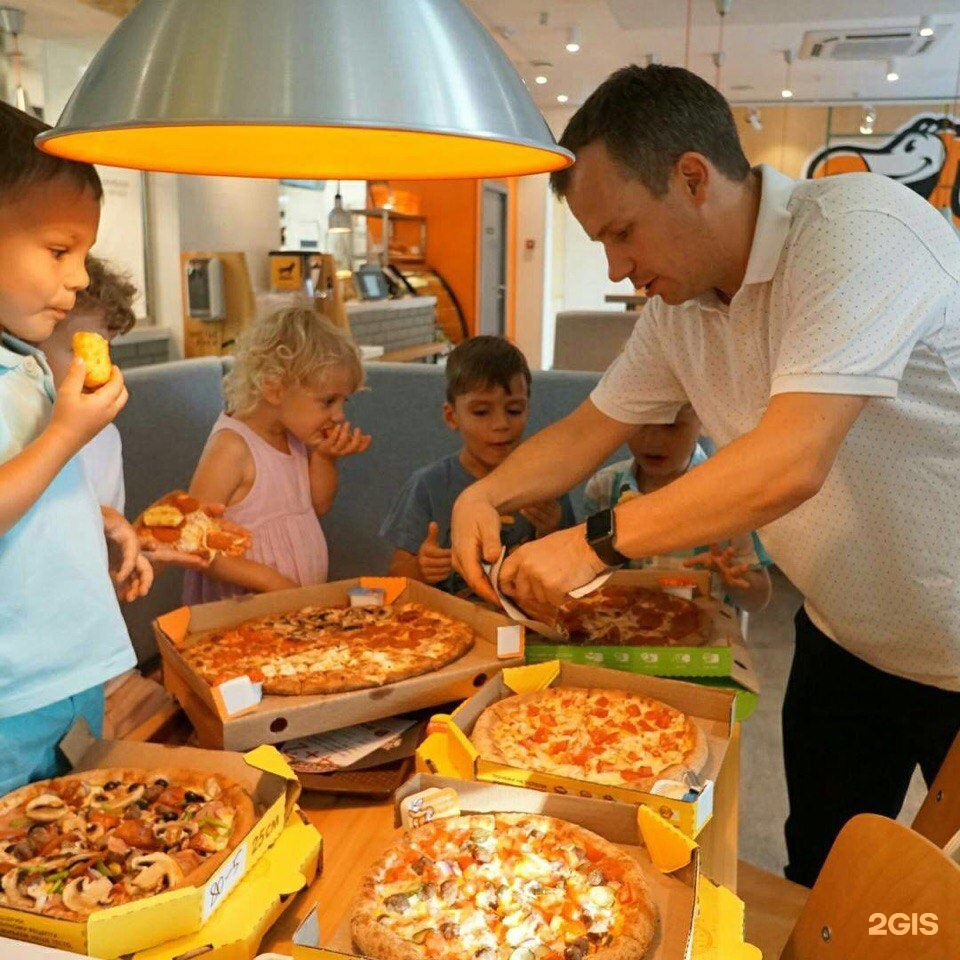 Мастер класс додо пицца цена для детей. Семья в пиццерии. Дети в пиццерии. Детский день рождения в пиццерии. День рождения пиццерии.