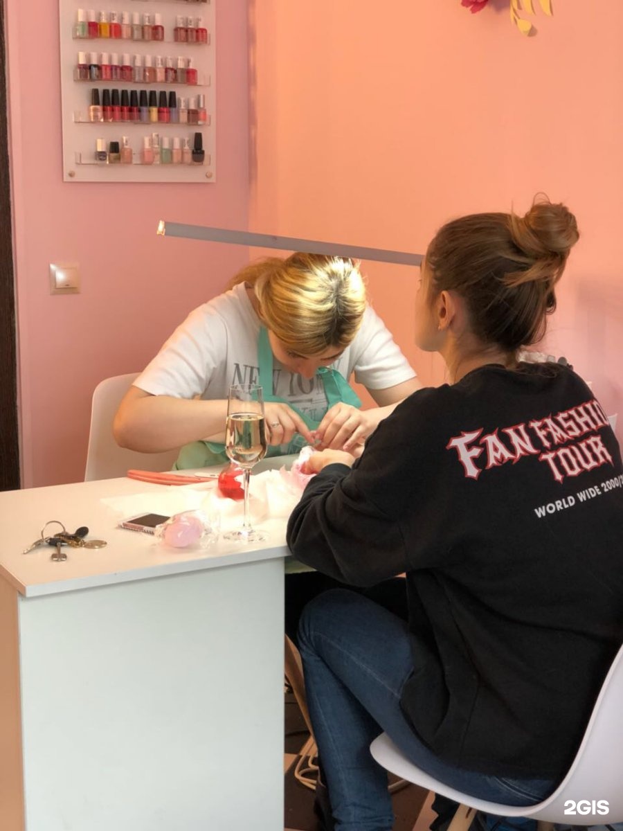 мастер маникюра. повышение маникюр москва. салон маникюра. маникюрный зал с мастерами. курсы шеллака.