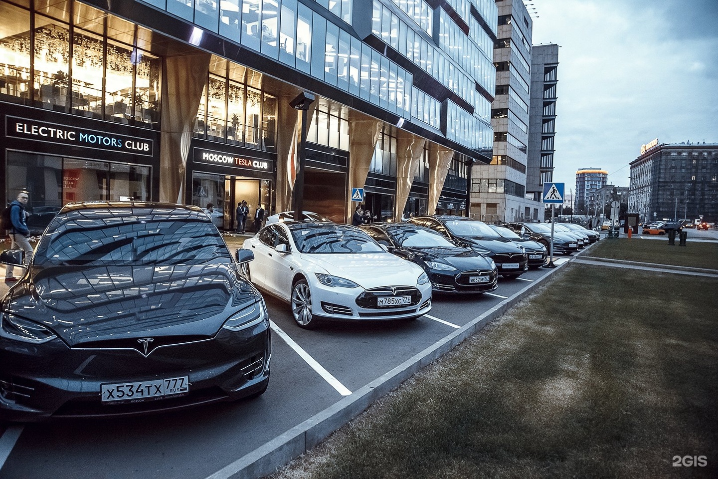 Автомобиль проспект. Москов Тесла клаб. Tesla Club Москва. Кутузовский проспект 32 Тесла. Moscow Tesla Club, Москва Кутузовский проспект 36 стр 28.