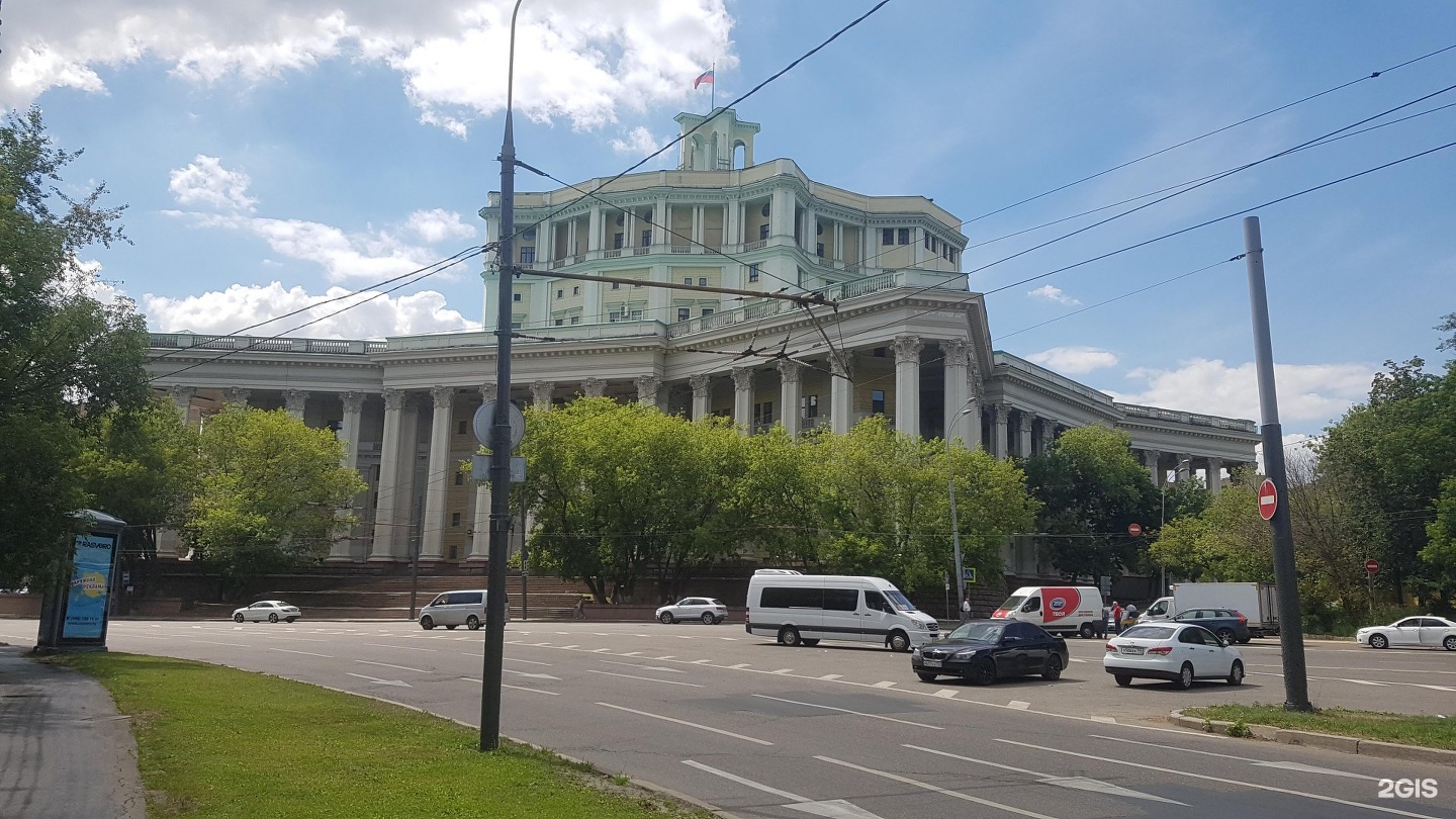 Центральный Академический театр Российской армии. Центральный дом Российской армии Москва Суворовская площадь 2 стр 1. Суворовская площадь теарт. Парковка у театра Российской армии.