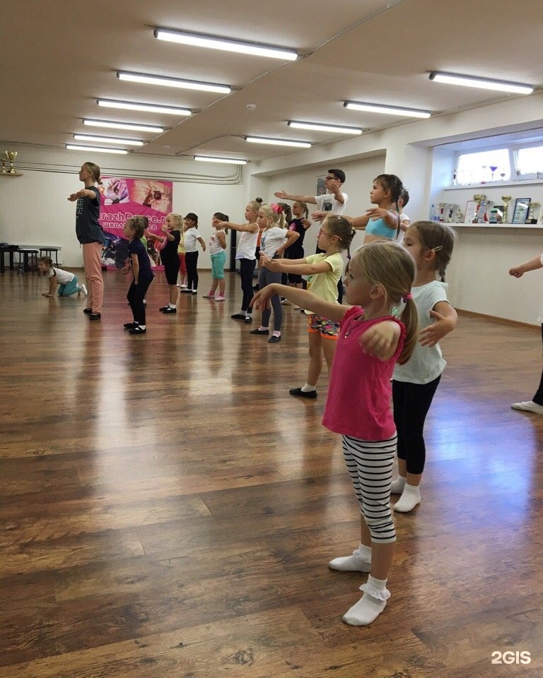 Танцы бабушкинская. Школа танцев. Танцует в школе. Танцевальная школа Москва. Танцы в лагере.